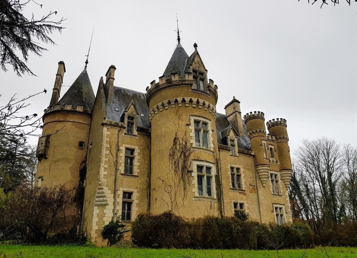 Le Château de Fougeret : le lieu le plus hanté de France